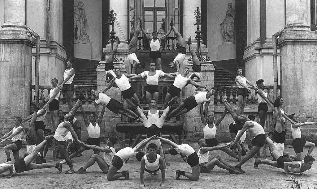 Human Pyramide, USSR, 1928, Source: https://kulturologia.ru/blogs/240419/42917/